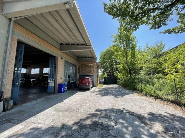 Capannone in vendita di 400 m² in Via Monzato