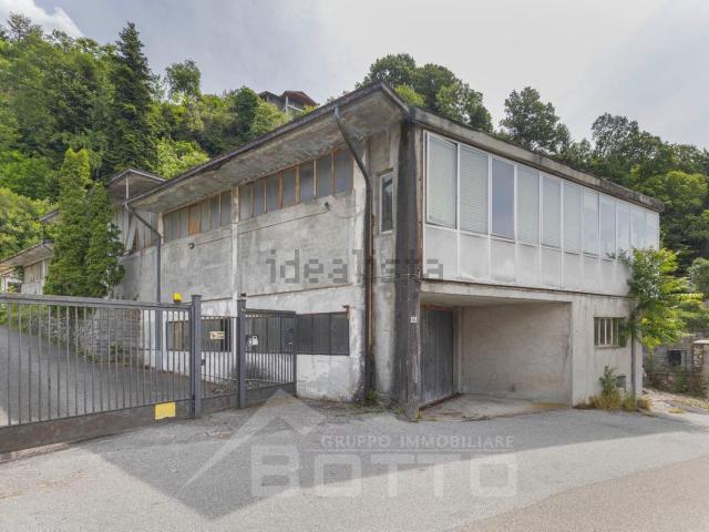 Capannone in vendita di 400 m² in Via San Rocco, 26