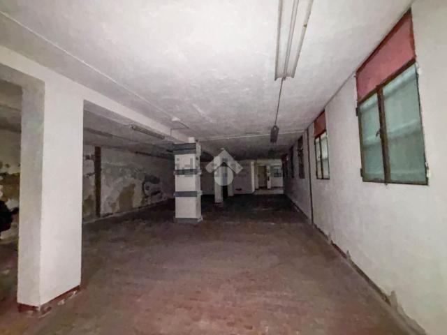 Capannone in vendita di 400 m² in Via Santa Maria di Loreto, 11