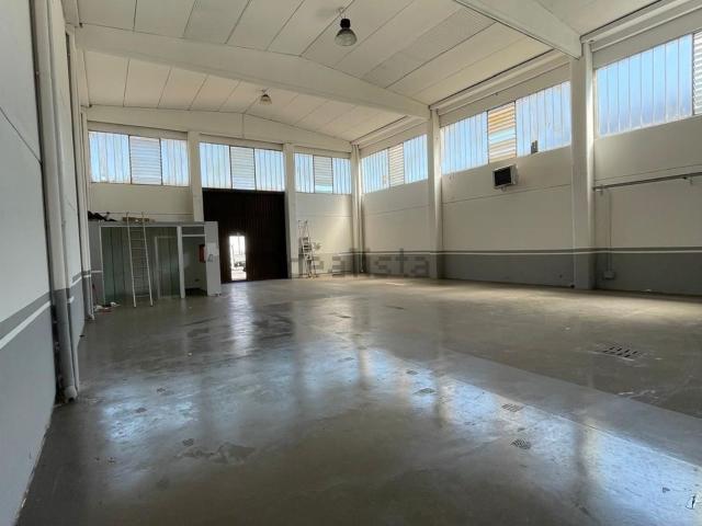 Capannone in vendita di 400 m² in Via Slunj