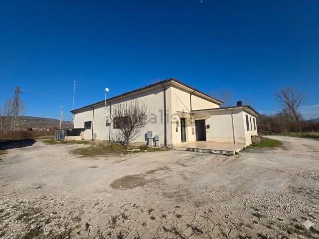 Capannone in vendita di 400 m² in Via Stroffellini