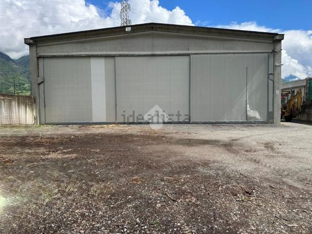 Capannone in vendita di 400 m² in Via Valeriana