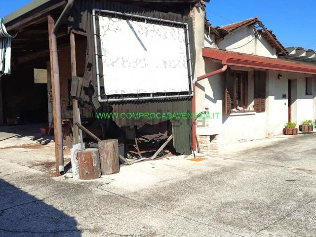 Capannone in vendita di 400 m² in Via Vittorio Veneto