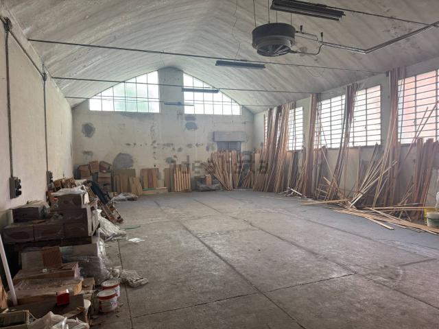Capannone in vendita di 400 m² in Viale Ciro Menotti