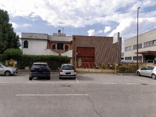 Capannone in vendita di 400 m² in Viale Europa, 26