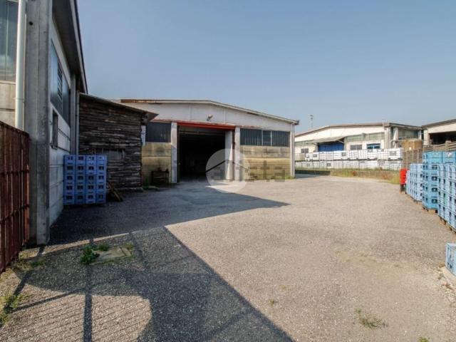 Capannone in vendita di 400 m² in Viale Europa, 8