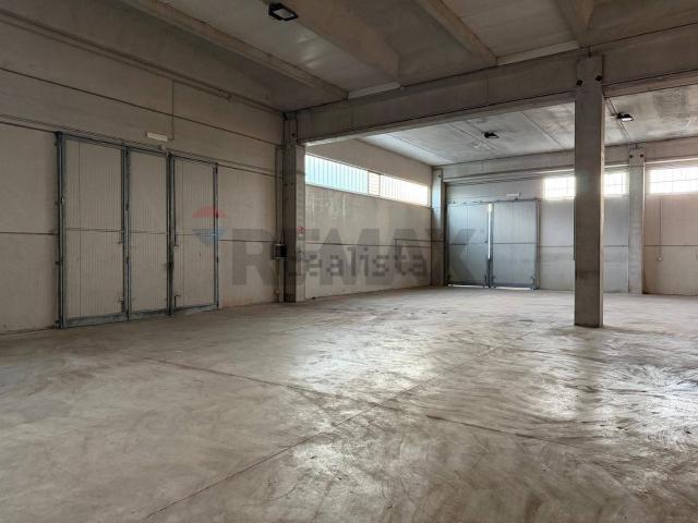 Capannone in vendita di 400 m² in Strada del Votano
