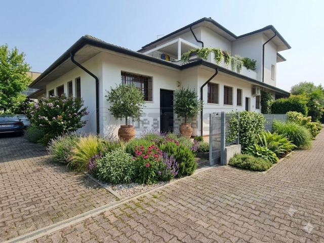 Capannone in vendita di 400 m² in Strada Saviabona, 256
