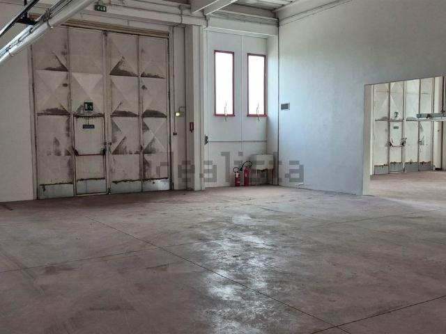 Capannone in vendita di 402 m² in Via Ambra, 19