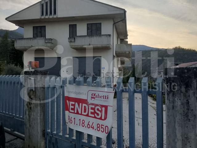 Capannone in vendita di 405 m² in Via Fonte Vecchia