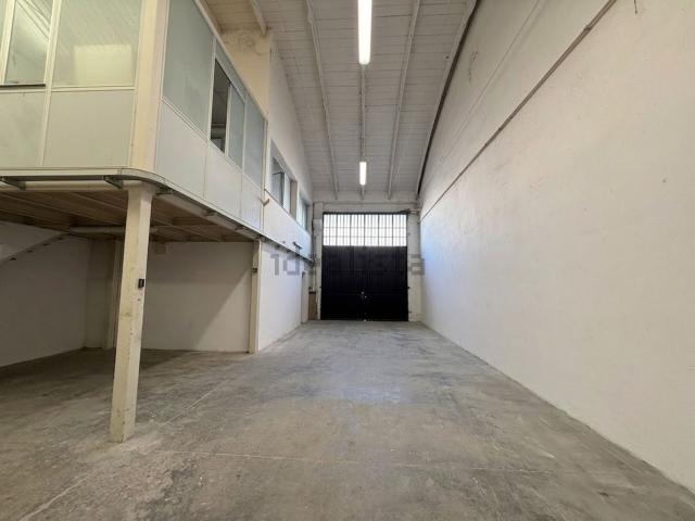 Capannone in vendita di 410 m²