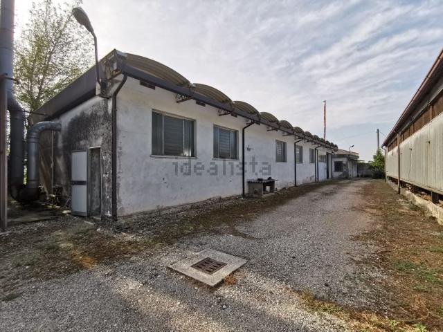 Capannone in vendita di 410 m² in Via Roma