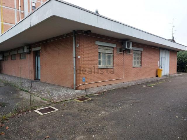 Capannone in vendita di 410 m² in Via Remesina Interna