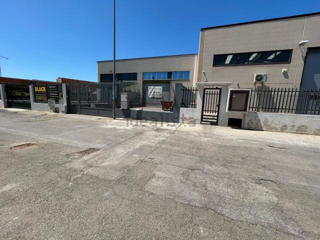Capannone in vendita di 410 m² in Via Vernola