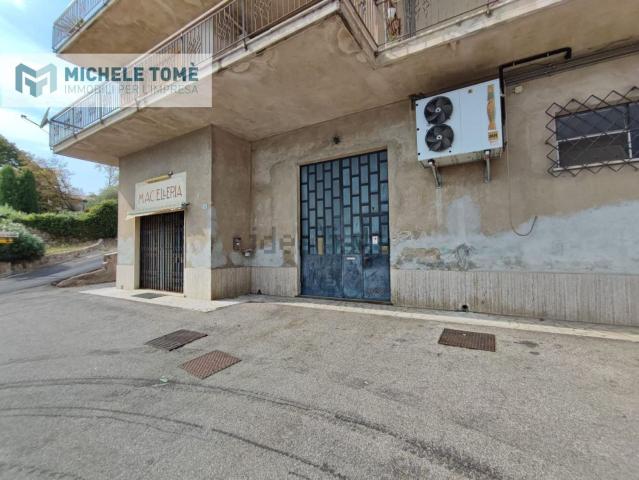 Capannone in vendita di 410 m² in Via Vittorio Veneto