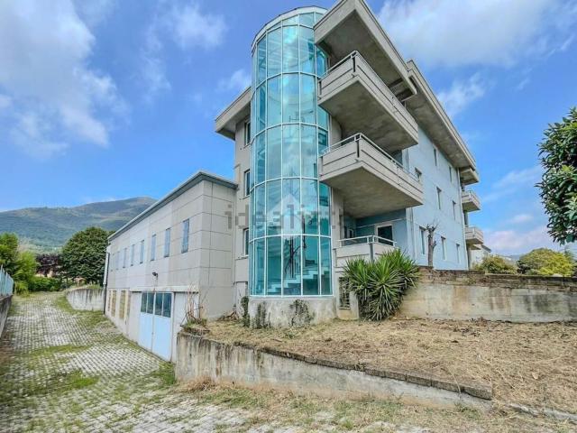 Capannone in vendita di 4138 m² in Via Cavour
