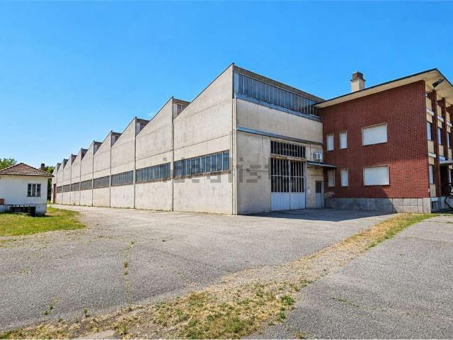Capannone in vendita di 4138 m² in Via Piscina