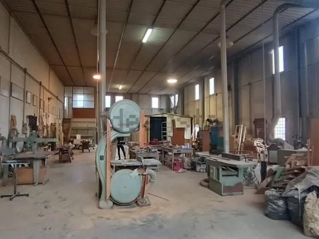 Capannone in vendita di 415 m²