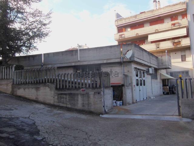 Capannone in vendita di 420 m² in Via Camillo Benso Conte di Cavour
