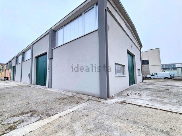 Capannone in vendita di 420 m² in Via A. Grandi