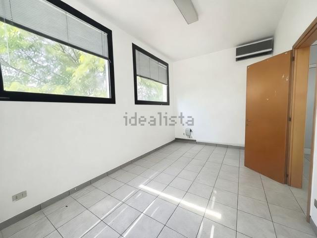Capannone in vendita di 420 m² in Via Battaglione Framarin