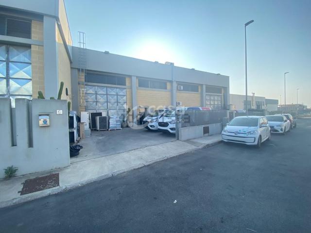 Capannone in vendita di 420 m² in Via Noicattaro