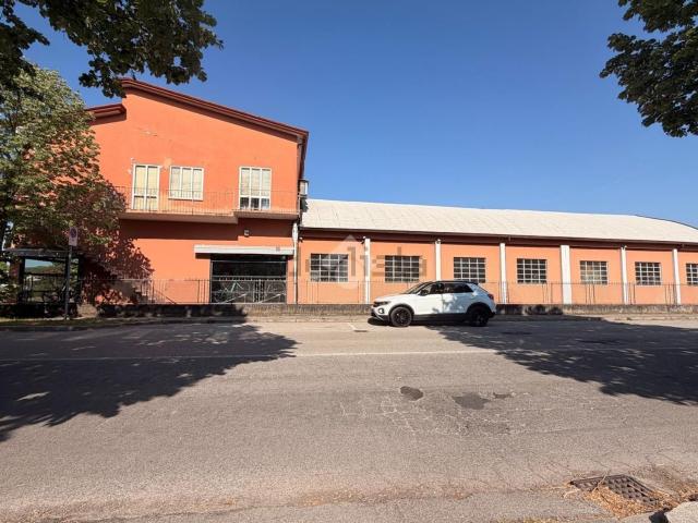 Capannone in vendita di 420 m² in Via Scapacchiò, 60