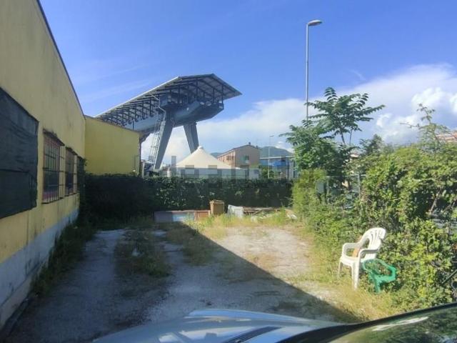 Capannone in vendita di 420 m² in Via Provinciale Avenza Massa, 35