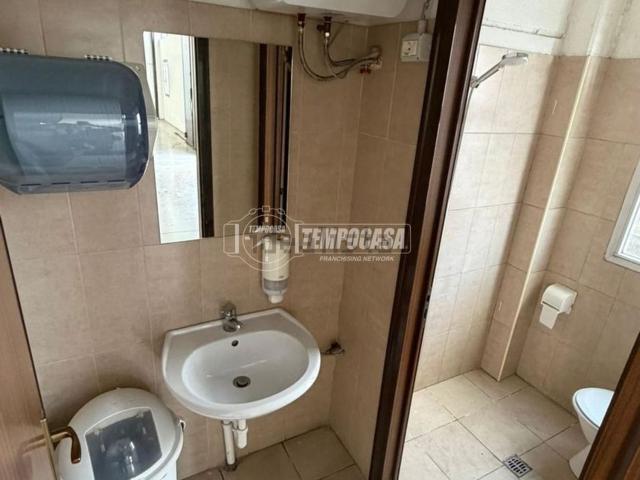 Capannone in vendita di 420 m² in Via Zamboni, 30