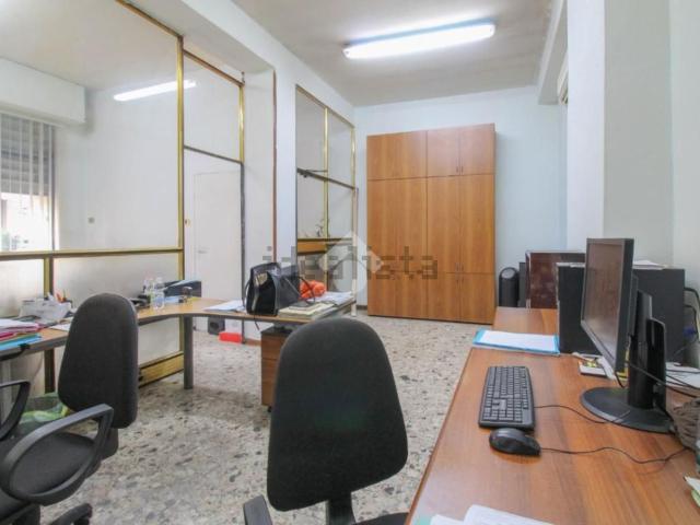 Capannone in vendita di 420 m² in Viale F. Prampolini, 1