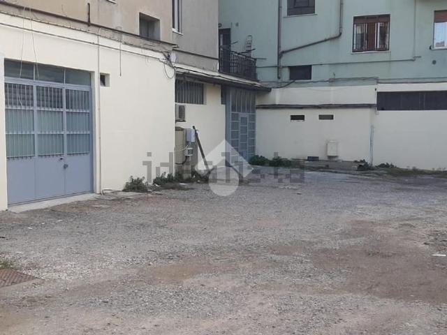 Capannone in vendita di 421 m² in Via Fura, 103