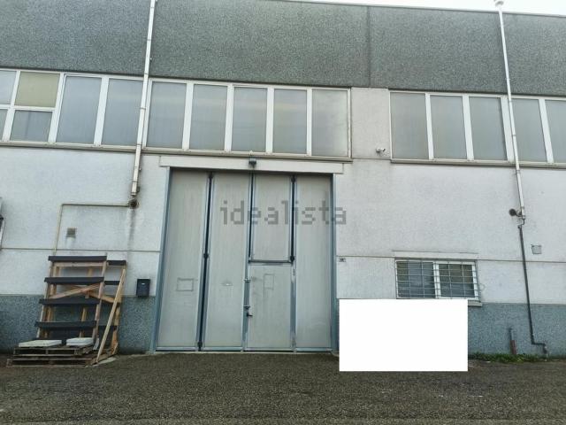 Capannone in vendita di 421 m² in Via San Vitale, 88