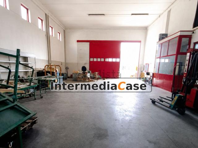 Capannone in vendita di 424 m²