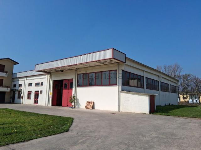 Capannone in vendita di 425 m² in Via dell&apos Industria, 2