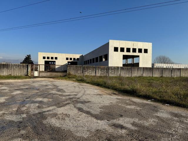 Capannone in vendita di 4265 m² in Via Morolense