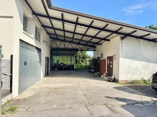Capannone in vendita di 428 m² in Via Antonio Buzzola