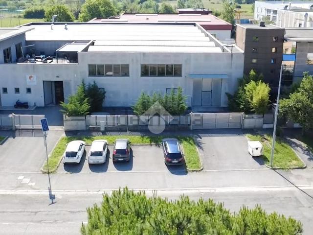 Capannone in vendita di 430 m² in Via Caduti Piazza della Loggia, 31