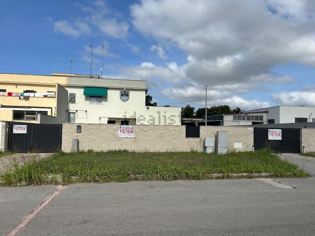 Capannone in vendita di 430 m² in Via del Tridente, 25