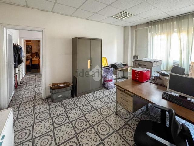 Capannone in vendita di 430 m² in Via Monsignor Giuseppe Polvara, 25
