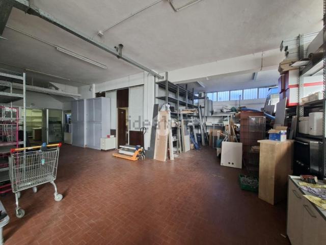 Capannone in vendita di 430 m² in Via Madre Teresa di Calcutta, 1
