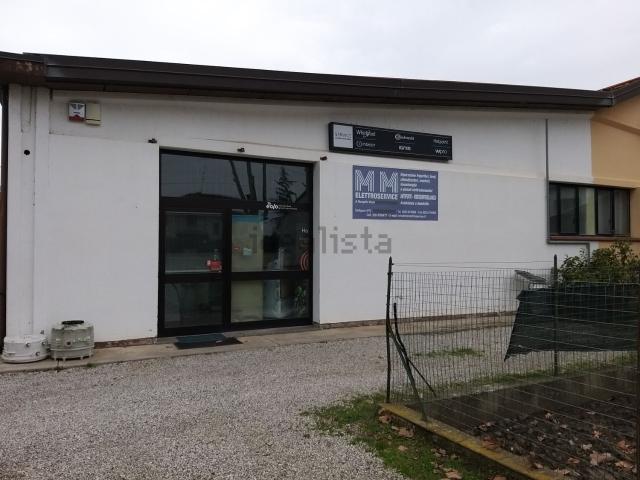 Capannone in vendita di 430 m² in Via Pomposa Nord, 2