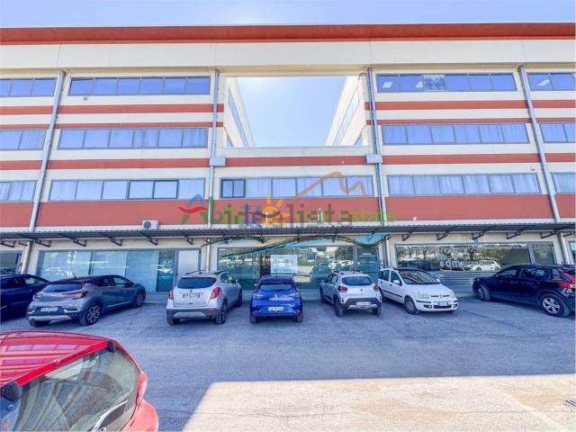 Capannone in vendita di 430 m² in Via Padre Ugolino Frasca