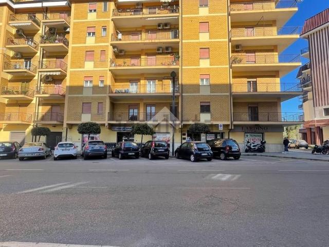Capannone in vendita di 430 m² in Viale Luca de Rosis, 1