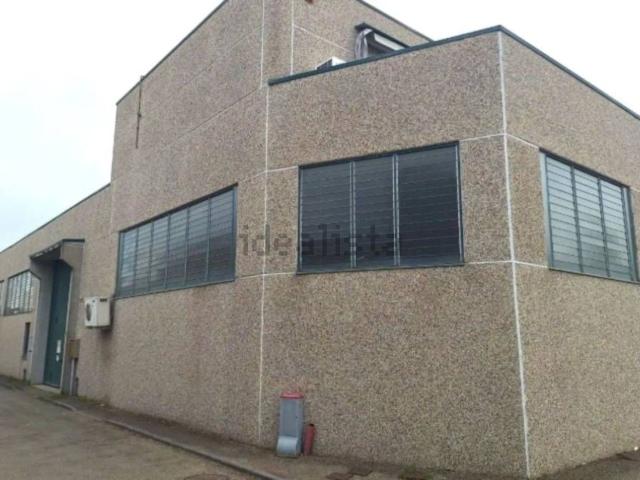 Capannone in vendita di 431 m² in Via del Lavoro