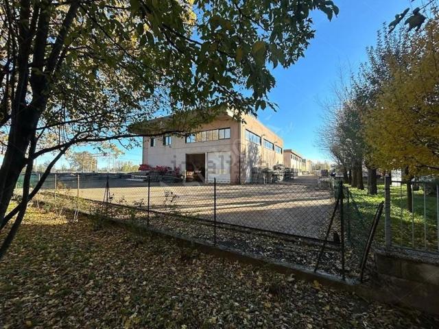 Capannone in vendita di 431 m² in Via Mascagni Pietro