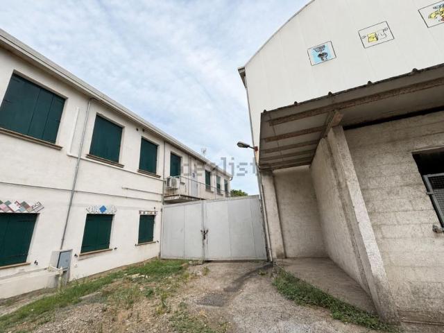 Capannone in vendita di 4356 m² in Via Elettricità, 36