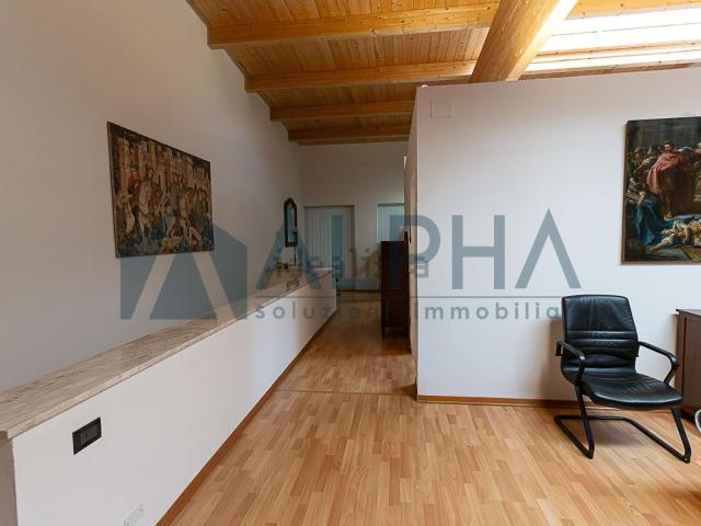 Capannone in vendita di 435 m² in Via Emilia Ovest