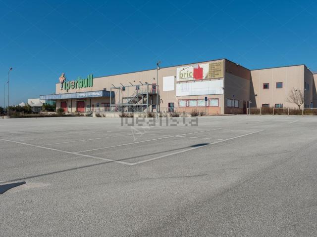 Capannone in vendita di 4371 m²