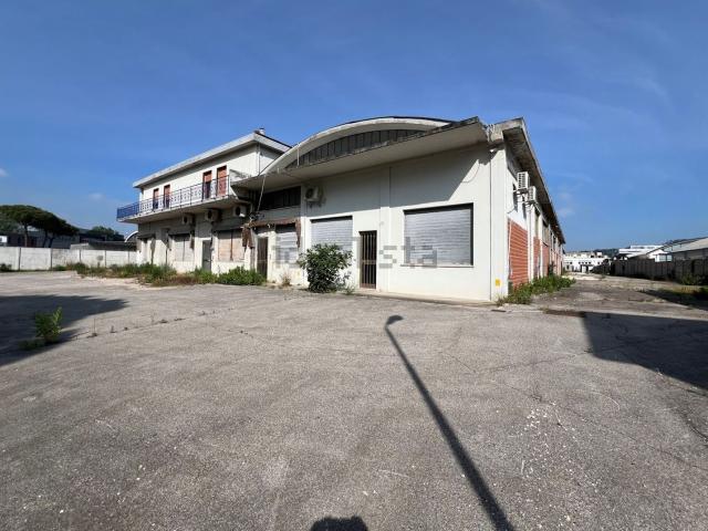 Capannone in vendita di 4400 m² in Via Senigallia