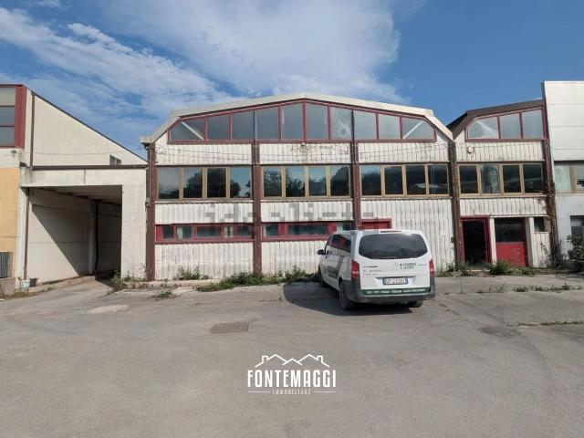 Capannone in vendita di 440 m²